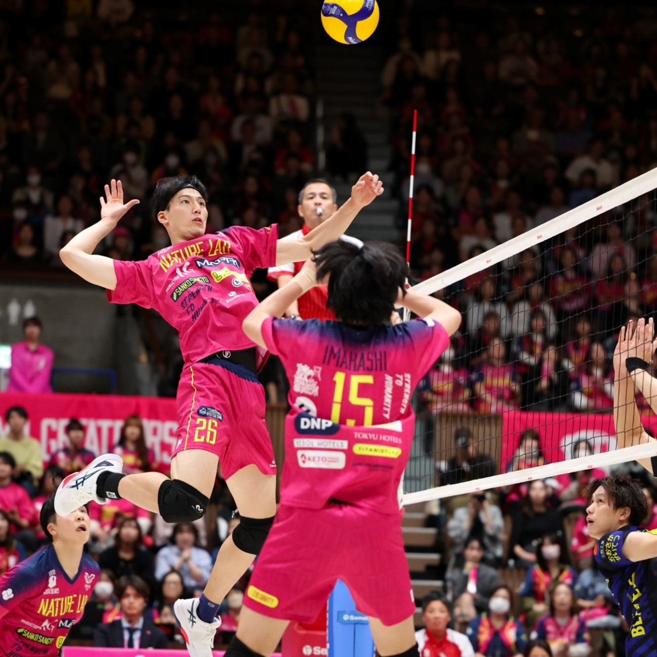 哈利伯顿半场送出11次助攻，只比湖人全队少2次